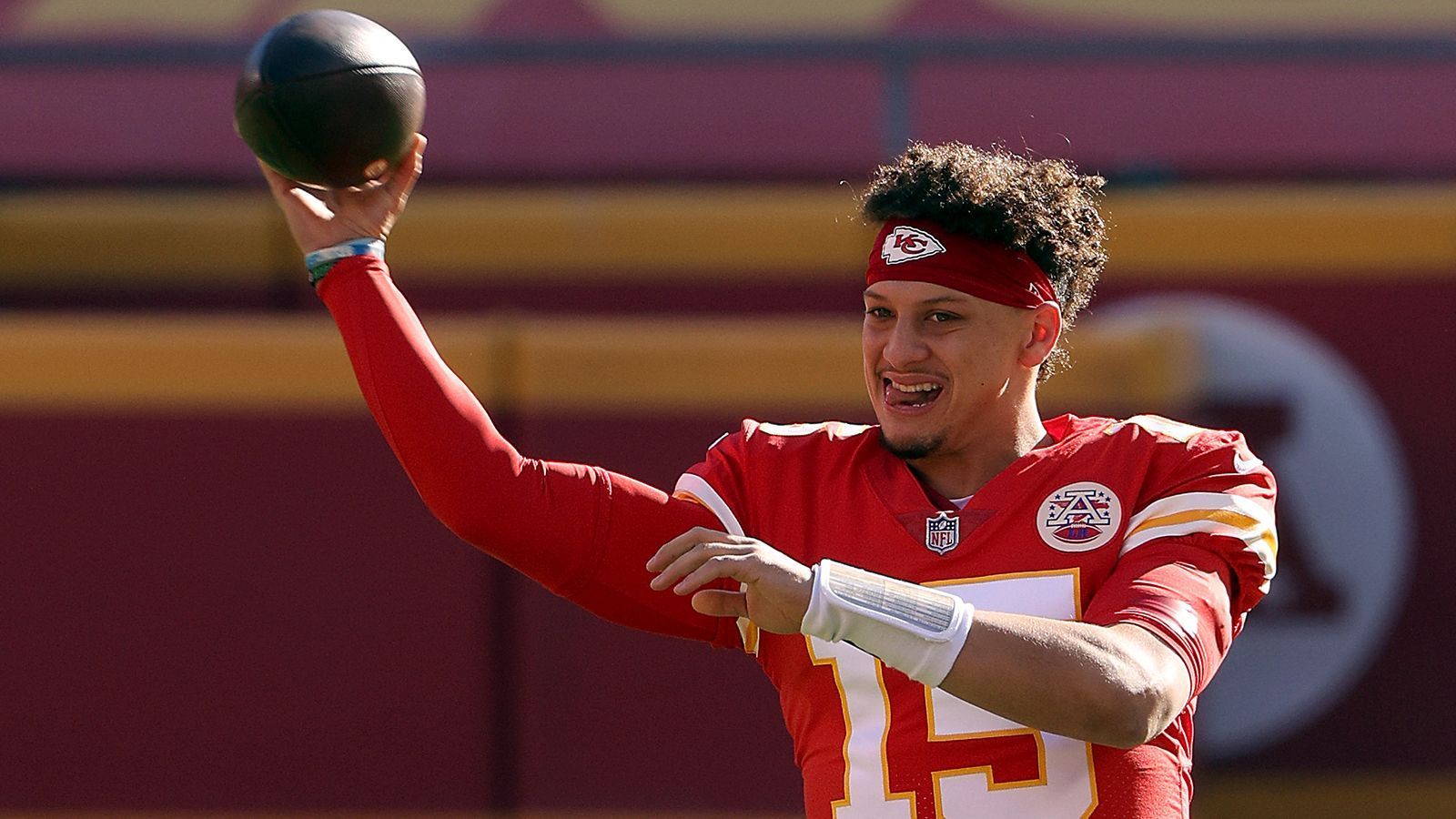 
                <strong>Most Valuable Player (MVP): Patrick Mahomes (Kansas City Chiefs)</strong><br>
                Aber auch der Super-Bowl-Champion des letzten Jahres rechnet sich Chancen aus. Auch Mahomes spielte eine wahnsinnig gute Regular Season, legte nach Deshaun Watson die meisten Passing Yards auf (4.740) und machte sein Team zum besten Team der AFC. Beflügelt vom 500-Millionen-Vertrag zeigte der 25-Jährige, dass er einer der größten Quarterbacks in der Geschichte werden kann. Für Mahomes spricht die Bilanz von 14-2 (Rodgers und Packers 13-3) und der etwas schwerer Spielplan (nach Bilanz der gegnerischen Teams). Ob es reicht, um Rodgers in den Schatten zu stellen, bleibt abzuwarten. Es wird eng!
              