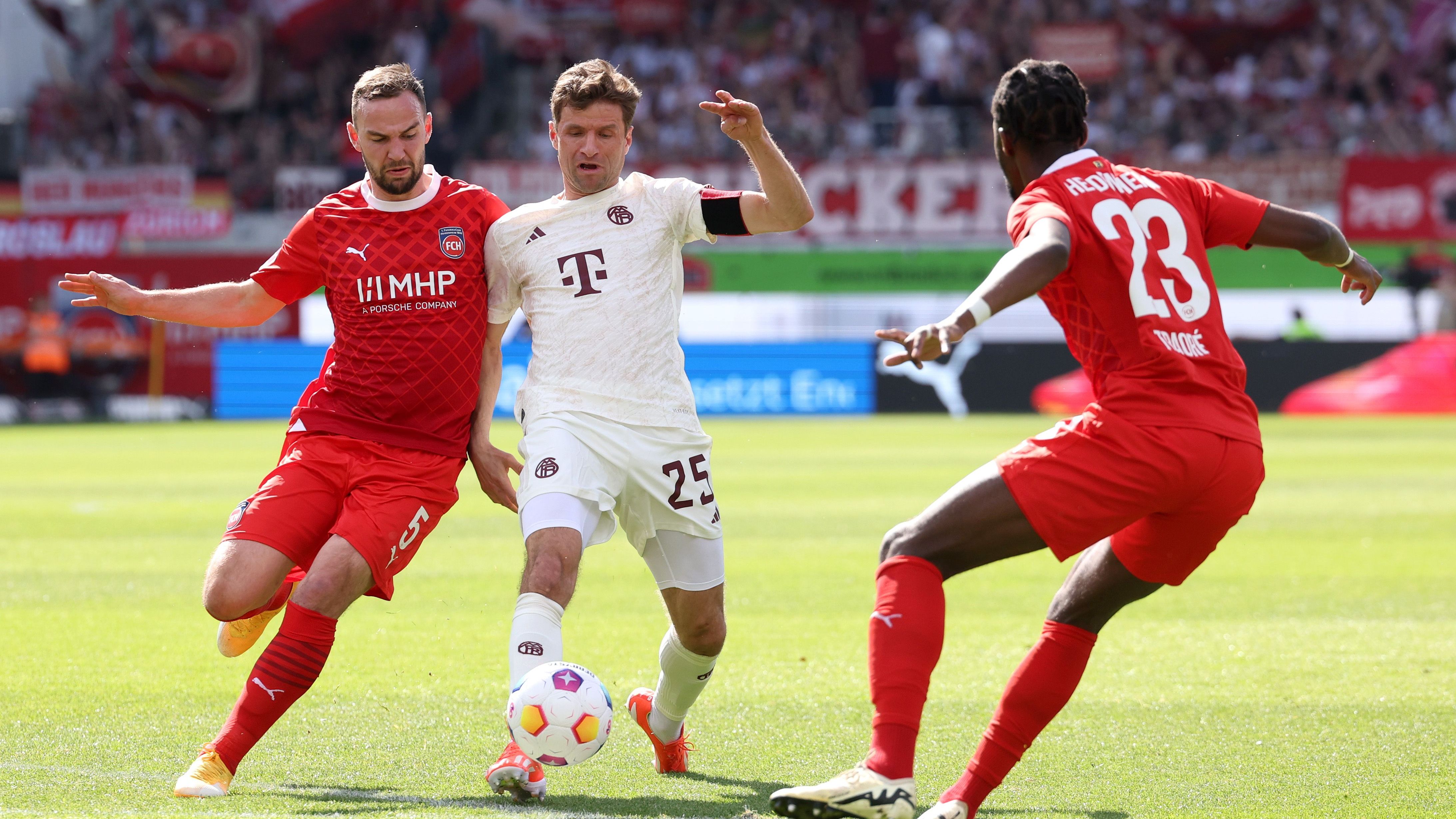 <strong>Thomas Müller</strong><br>Macht in Heidenheim sein 700. Spiel für die Bayern – nur Sepp Maier (709) hat mehr Einsätze auf dem Konto. In der 27. Minute hat der Münchner Kapitän die bis dato beste Chance, scheitert aber an FCH-Torwart Müller – und dem Außennetz. Gestikuliert vor der Pause an der Bayern-Bank herum – als wüsste er schon was nach der Pause kommen würde. Unauffällig in der zweiten Halbzeit. <strong>ran-Note: 3</strong>