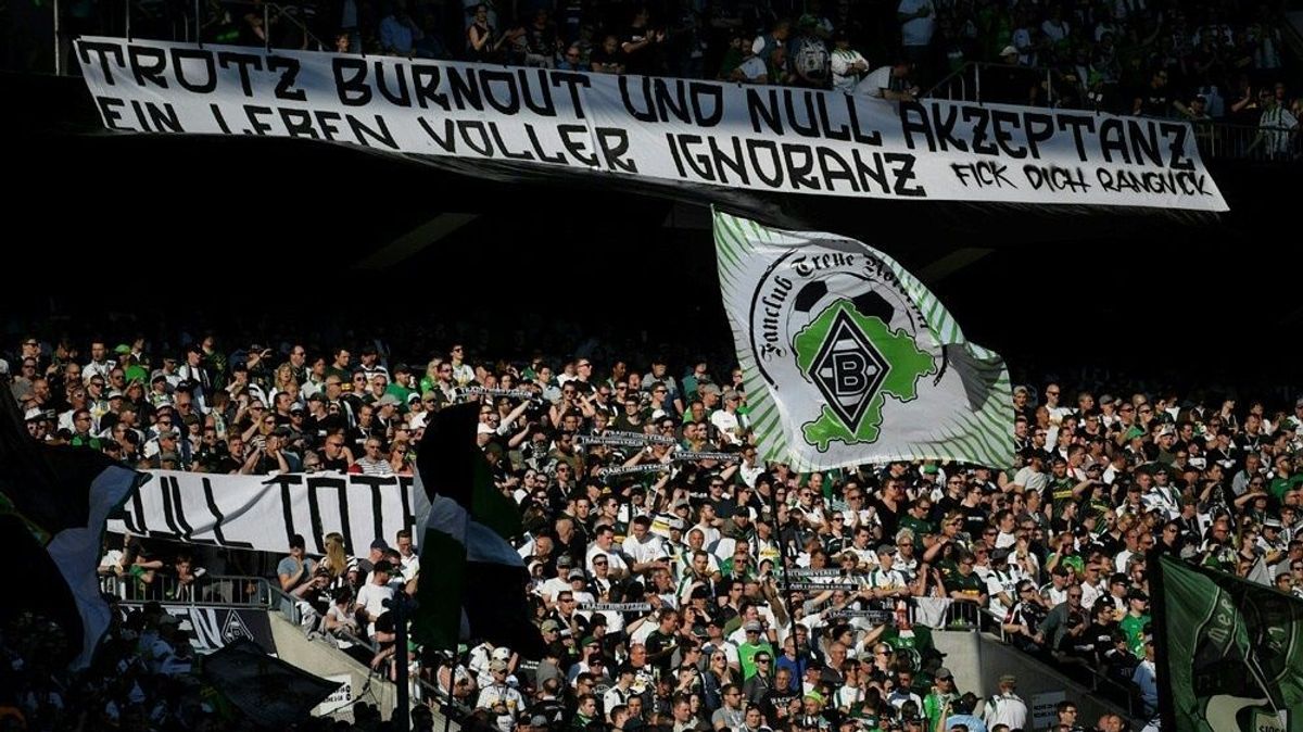 Gladbacher Fans präsentieren geschmackloses Spruchband