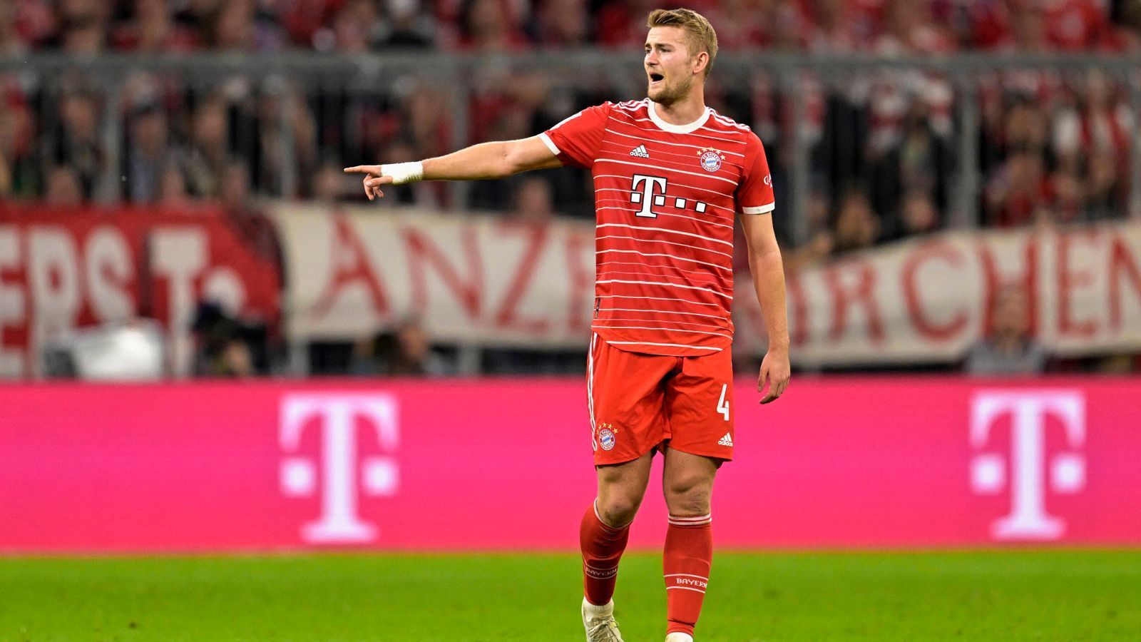 
                <strong>Matthijs de Ligt</strong><br>
                Defensiv weitgehend stabil, aber mit einigen Ballverlusten und beim Mainzer Doppel-Aluminium zu spät. Muss wegen Oberschenkelproblemen zur Pause für Pavard Platz machen. ran-Note: 3
              