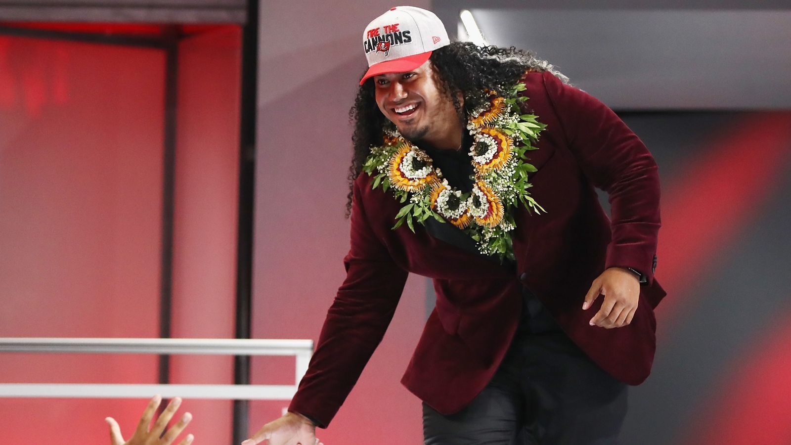 
                <strong>Vita Vea</strong><br>
                Voller Name: Tevita Tuliʻakiʻono Tuipulotu Mosese Vaʻhae Fehoko Faletau Vea - Defensive Tackle (Tampa Bay Buccaneers)
              