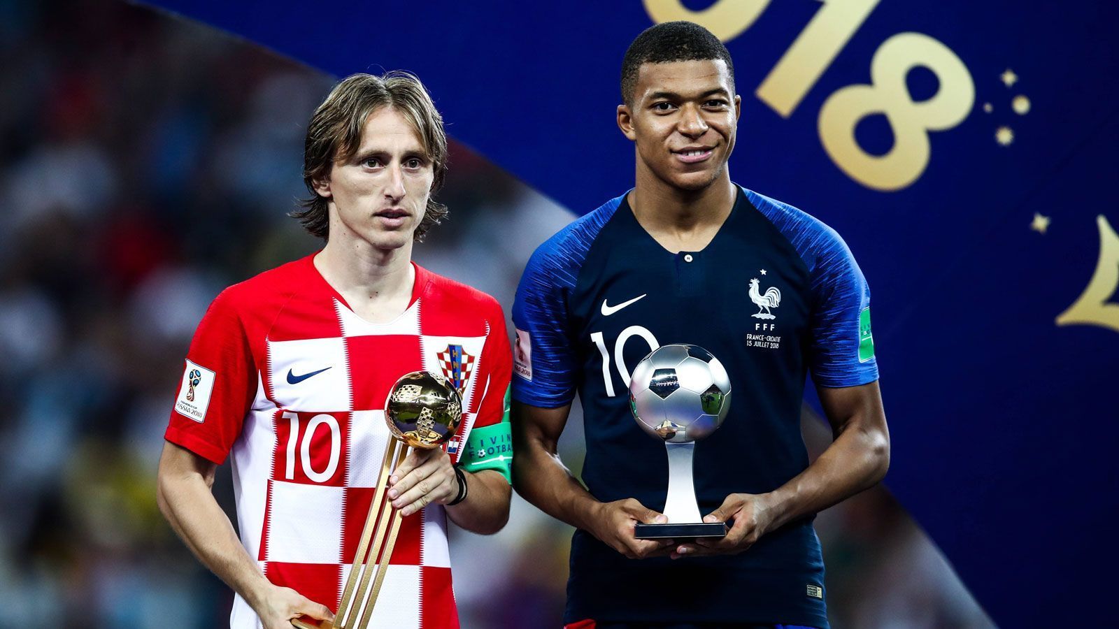 
                <strong>Die Gewinner der Awards bei der WM 2018</strong><br>
                Frankreich ist Weltmeister - das weiß so ziemlich jedes Kind auf der Erde. Doch bei der WM 2018 wurden von der FIFA noch viele andere Ehrungen vergeben. ran.de zeigt die Gewinner der Awards - mit dabei sind auch die beiden Herren auf diesem Bild.
              
