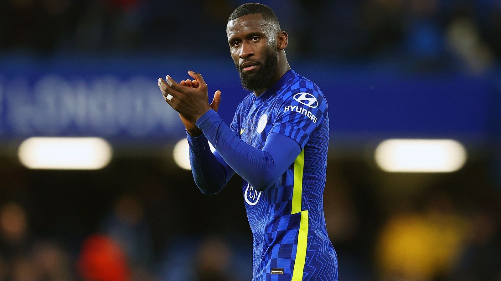 
                <strong>Antonio Rüdiger (FC Chelsea)</strong><br>
                Ein Kandidat, der zuletzt mit dem FC Bayern in Verbindung gebracht wurde, ist Antonio Rüdiger vom FC Chelsea. Der Vertrag des 28-jährigen Berliners läuft mit Ende der Saison aus, zuletzt soll Chelsea dem Innenverteidiger laut Medienberichten aus England ein verbessertes Vertragsangebot unterbreitet haben. Doch auch ein Wochengehalt von 235.000 Euro soll der deutsche Nationalspieler abgelehnt haben.
              