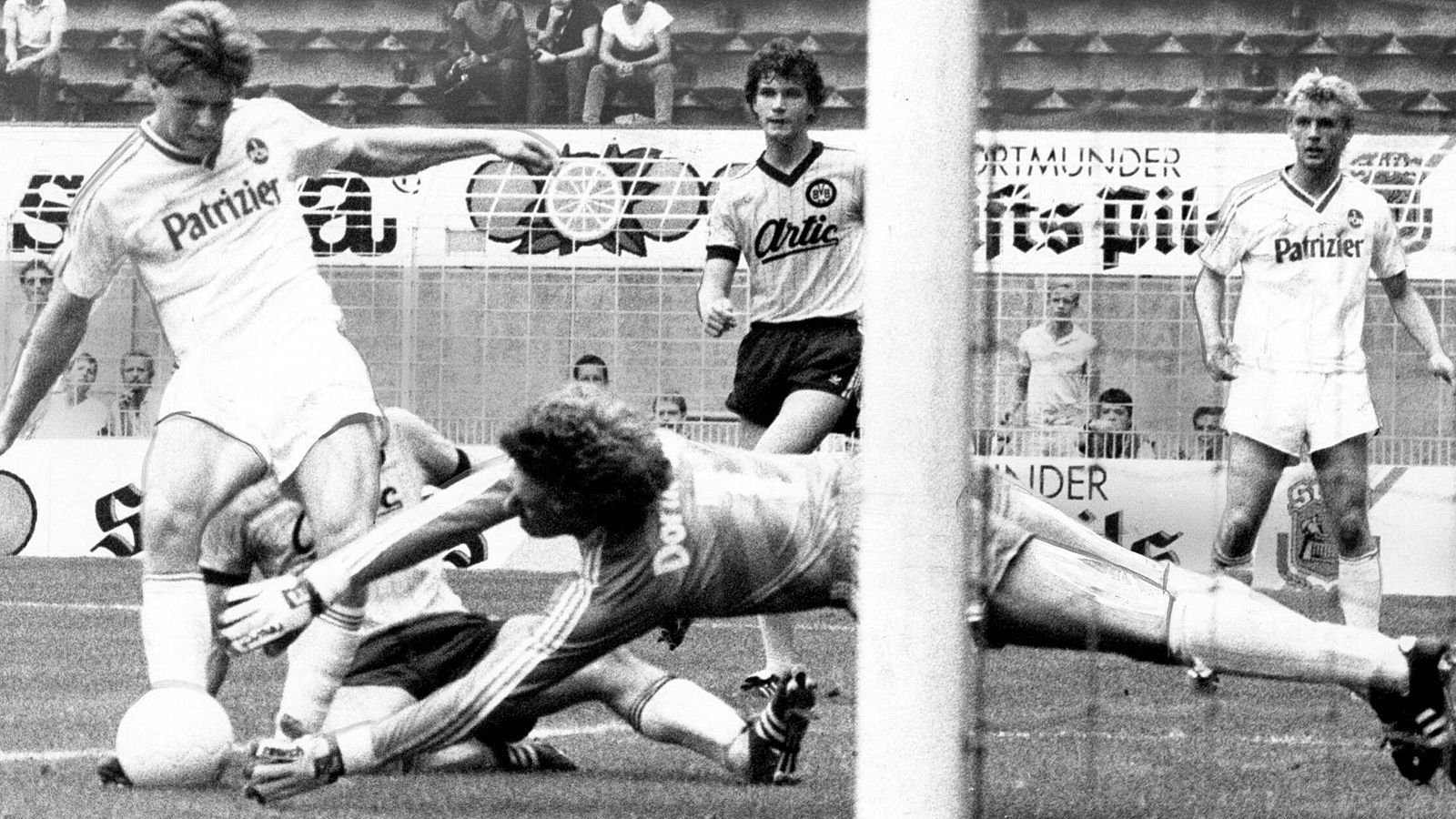 
                <strong>Borussia Dortmund - Nürnberg 1:4 (31. August 1985)</strong><br>
                Auch das Duell zwischen Dortmund und Nürnberg im Sommer 1985 hatte denselben Spielfilm wie die Jahrzehnte spätere Borussia-Heimpleite gegen den HSV. Zunächst gingen die Gastgeber früh in Führung, erzielt durch Ulrich Bittcher (zehnte Minute). Umgehend glichen die Franken eine Minute später aus und wiederum nur eine Minute danach drehte Dieter Ecksteins Tor zum 2:1 die Begegnung zugunsten des "Clubs". Noch vor der Pause legte Ulrich Bittorf den dritten FCN-Treffer nach und er war es auch, der kurz vor Schluss für den 4:1-Endstand sorgte.
              