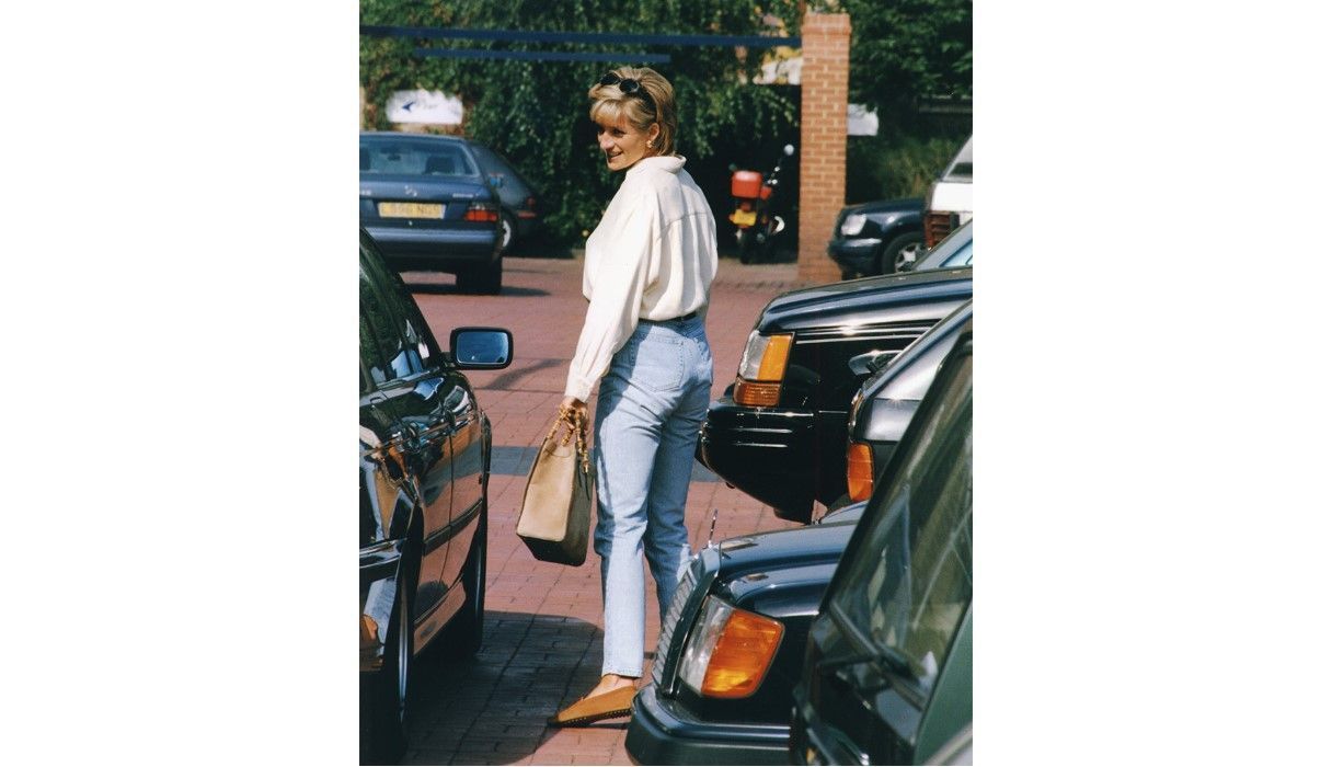 Casual, aber dennoch elegant: Lady Di liebte die Mom Jeans - und das, obwohl es damals für Royals nicht üblich war, Jeans zu tragen. 