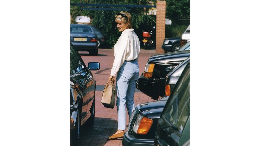 Casual, aber dennoch elegant: Lady Di liebte die Mom Jeans - und das, obwohl es damals für Royals nicht üblich war, Jeans zu tragen. 