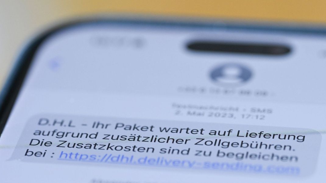 Die Betrüger:innen schicken SMS mit Paketankündigungen aufs Handy.