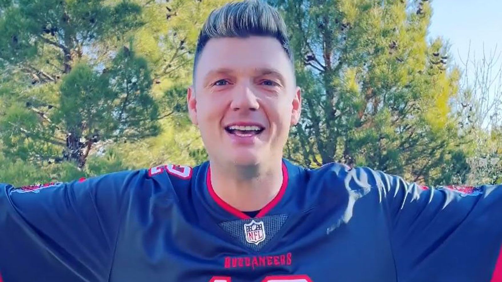 
                <strong>Nick Carter (Tampa Bay Buccaneers)</strong><br>
                Berühmtheit erlangte Nick Carter als Leadsänger der Backstreet Boys in den 90ern. Mittlerweile ist es musiktechnisch etwas ruhiger um den einstigen Teenie-Schwarm geworden, doch die Tampa Bay Buccaneers können sich natürlich trotzdem seiner Unterstützung sicher sein.
              