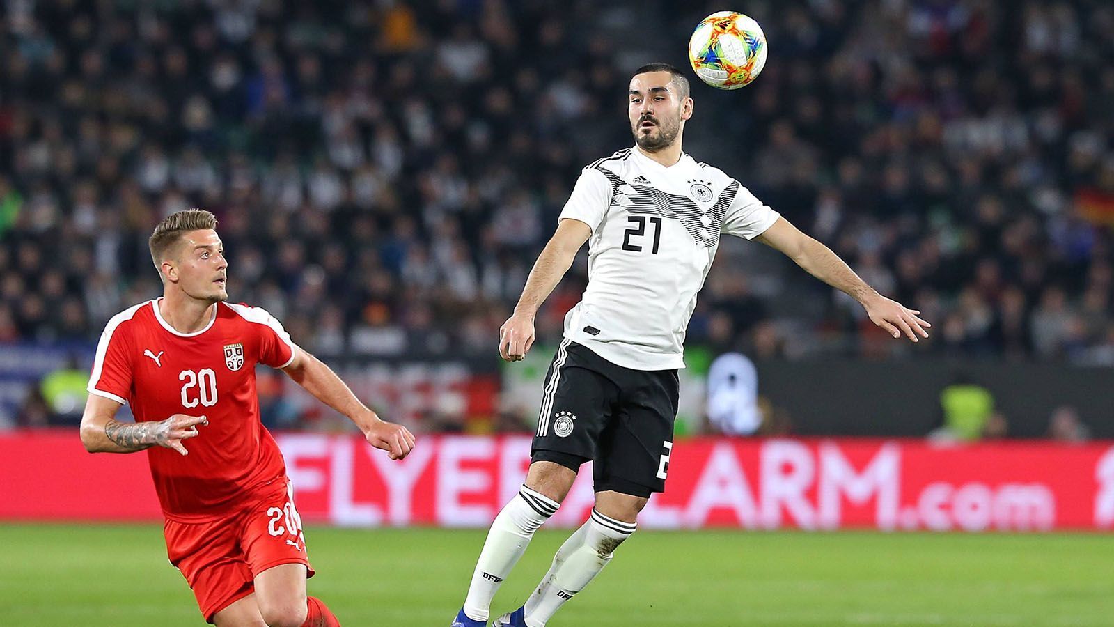 
                <strong>Ilkay Gündogan </strong><br>
                Der Mittelfeldspieler von Manchester City war der Dreh- und Angelpunkt. Gündogan machte mit seinen Pässen das Spiel der Deutschen sehr schnell und bereitete mehrere Chancen vor. Zudem setzte er die Gegenspieler per Pressing unter Druck. Ärgerlich: In der 64. Minute wurde sein Abschluss noch kurz vor der Linie geklärt. ran-Note: 3  
              