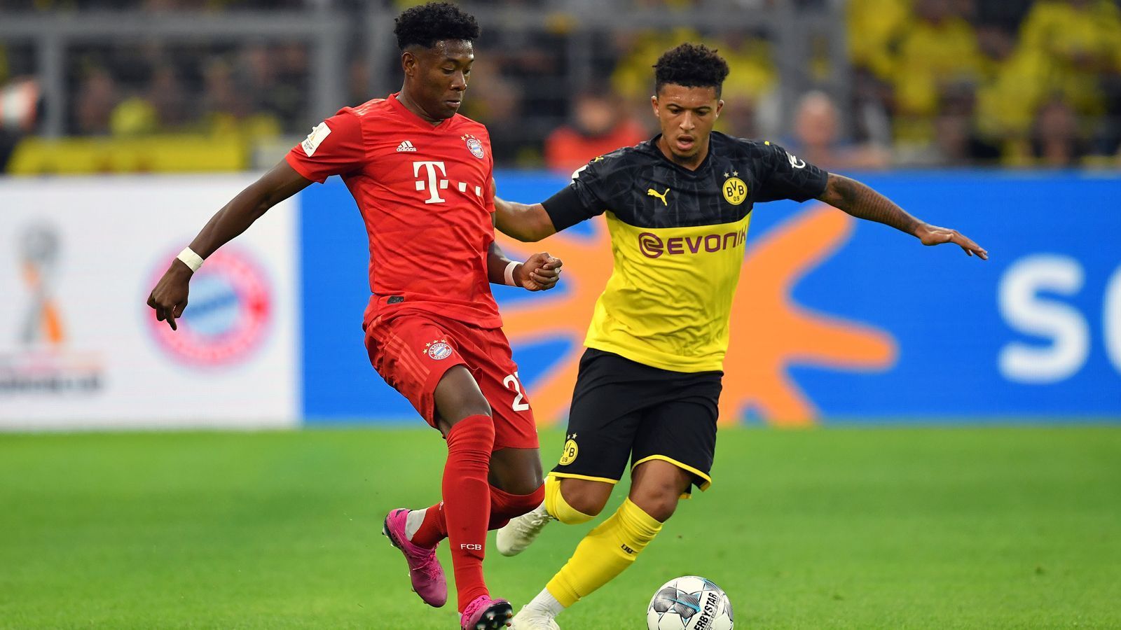 
                <strong>David Alaba</strong><br>
                Gemeinsam mit Coman macht Alaba die linke Angriffsseite zunächst zum stärkeren Bayern-Flügel. Nach einer guten halben Stunde dann eine Schrecksekunde, als der Österreicher unglücklich stürzt - aber es geht für ihn weiter. Offensiv ist Alaba auffällig, doch zweimal fehlt er entscheidend hinten, als der BVB blitzschnell vor dem Bayern-Tor auftaucht und trifft. Beim ersten Mal stört er Sancho vor dem Pass nicht entscheidend, beim zweiten Mal läuft der Österreicher nur hinterher. Direkt danach muss er für Renato Sanches raus. ran-Note: 4
              