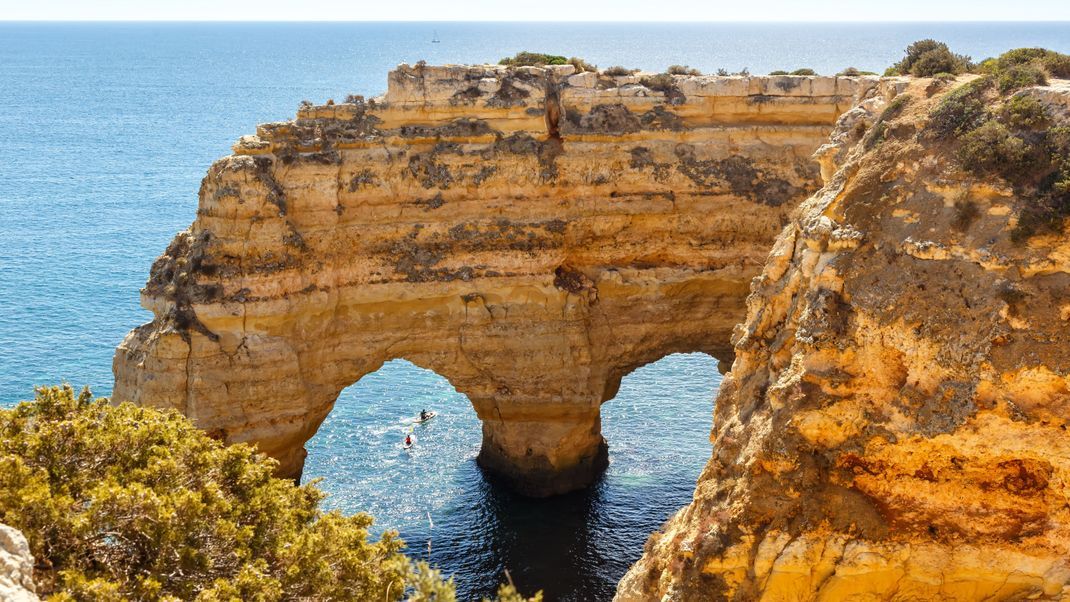 Love it! Die Felsen am Strand Praia da Marinha bilden ein Herz.