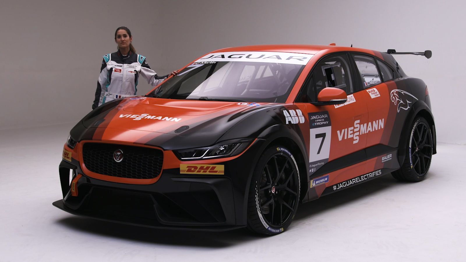 
                <strong>I-PACE eTrophy: Das ist das Auto des Team Germany</strong><br>
                Anders als bei Rennern mit Verbrennungsmotor besitzt der I-PACE gleich zwei Antriebe. Die Elektromotoren leisten umgerechnet bis zu 400 PS und 700 Newtonmeter Drehmoment. Das bedeutet auf der Strecke: von null auf 100 in rund 4,5 Sekunden, 195 km/h Spitzengeschwindigkeit.
              