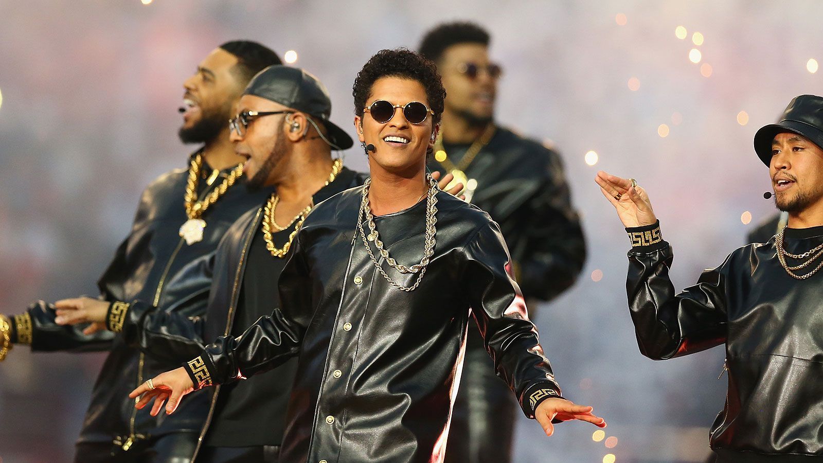 <strong>2016: Bruno Mars als Side-Act</strong><br>
                Auch Bruno Mars, der 2014 schon einmal beim Super Bowl auftreten durfte, ist am Start. Er und Beyonce liefern sich in San Francisco einen feurigen Dance Battle.
