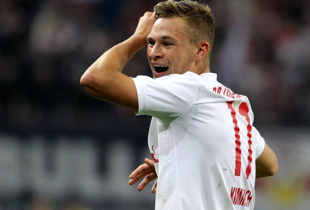
                <strong>Joshua Kimmich</strong><br>
                Sowohl von seiner Statur als auch von seiner Art ist Kimmich ein Arturo-Vidal-Verschnitt: Der Noch-Leipziger bekämpft den Gegner mit unermüdlichem Einsatz und ist ein ständiger Dorn in dessen Offensivspiel. Nur mit dem Toreschießen hapert es noch...
              