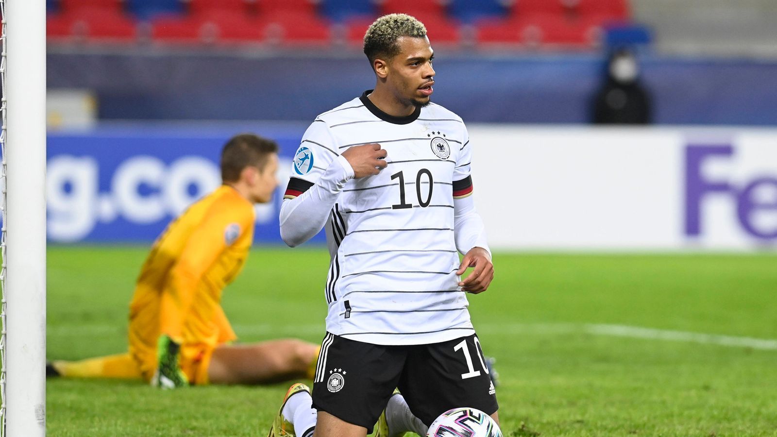 
                <strong>Lukas Nmecha</strong><br>
                Er ist die Lebensversicherung, traf beim Auftaktsieg gegen Ungarn, und auch das 1:1 gegen die Niederlande erzielte er. "Er hat sich bei uns als Topstürmer in der U21 etabliert", lobte Kuntz den 1,85 Meter großen Mittelstürmer. Immerhin zehn Treffer in 16 U21-Spielen gelangen ihm bislang, in seinen jüngsten acht Einsätzen traf er achtmal. Gesetzt.
              