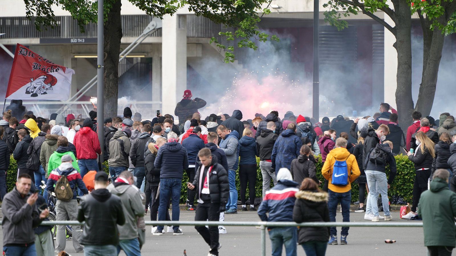 
                <strong>Köln: Fans gespannt vor dem Stadion</strong><br>
                Auch in Köln verfolgen die Fans vor der Arena die Partie und warten auf den Schlusspfiff.
              