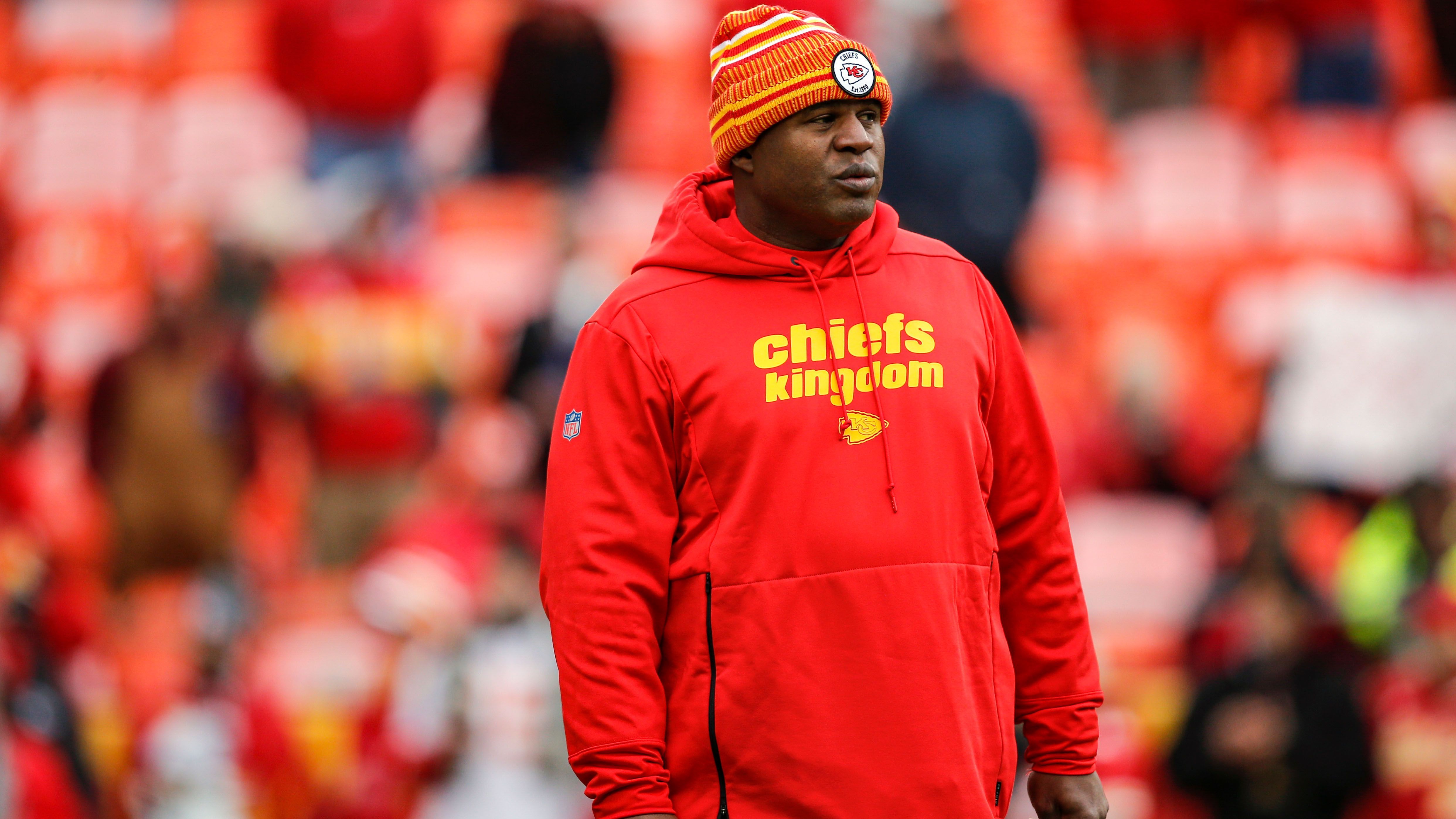 
                <strong>Eric Bieniemy (Offensive Coordinator - Kansas City Chiefs)</strong><br>
                Dass Eric Bieniemy überhaupt noch als Offensive Coordinator der Chiefs an der Seitenlinie steht, ist eine Überraschung. Im Sommer galt der 52-Jährige bei vielen Teams als Top-Favorit auf den Posten des Head Coaches, ging dann aber leer aus. Zusammen mit Patrick Mahomes entwickelte Bieniemy in den letzten Jahren die vielleicht explosivste Offense der NFL. Keine Frage, die Raiders werden ein Auge auf den ehemaligen Running Back werfen. 
              