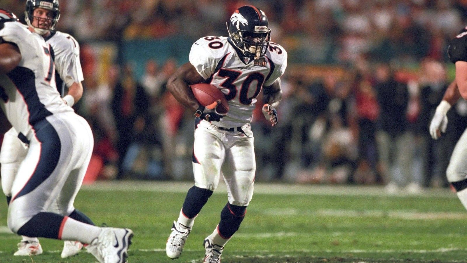 
                <strong>Denver Broncos: Terrell Davis</strong><br>
                &#x2022; Rushing Yards: 2.008<br>&#x2022; Saison: 1998<br>1996 wurde er zum Offensive Player of the Year gewählt, zwei Jahre später gelang ihm seine Rekordsaison. Zwar ging es danach stetig bergab, drei erfolgreiche Jahre brachten ihn dennoch in die Hall of Fame.
              