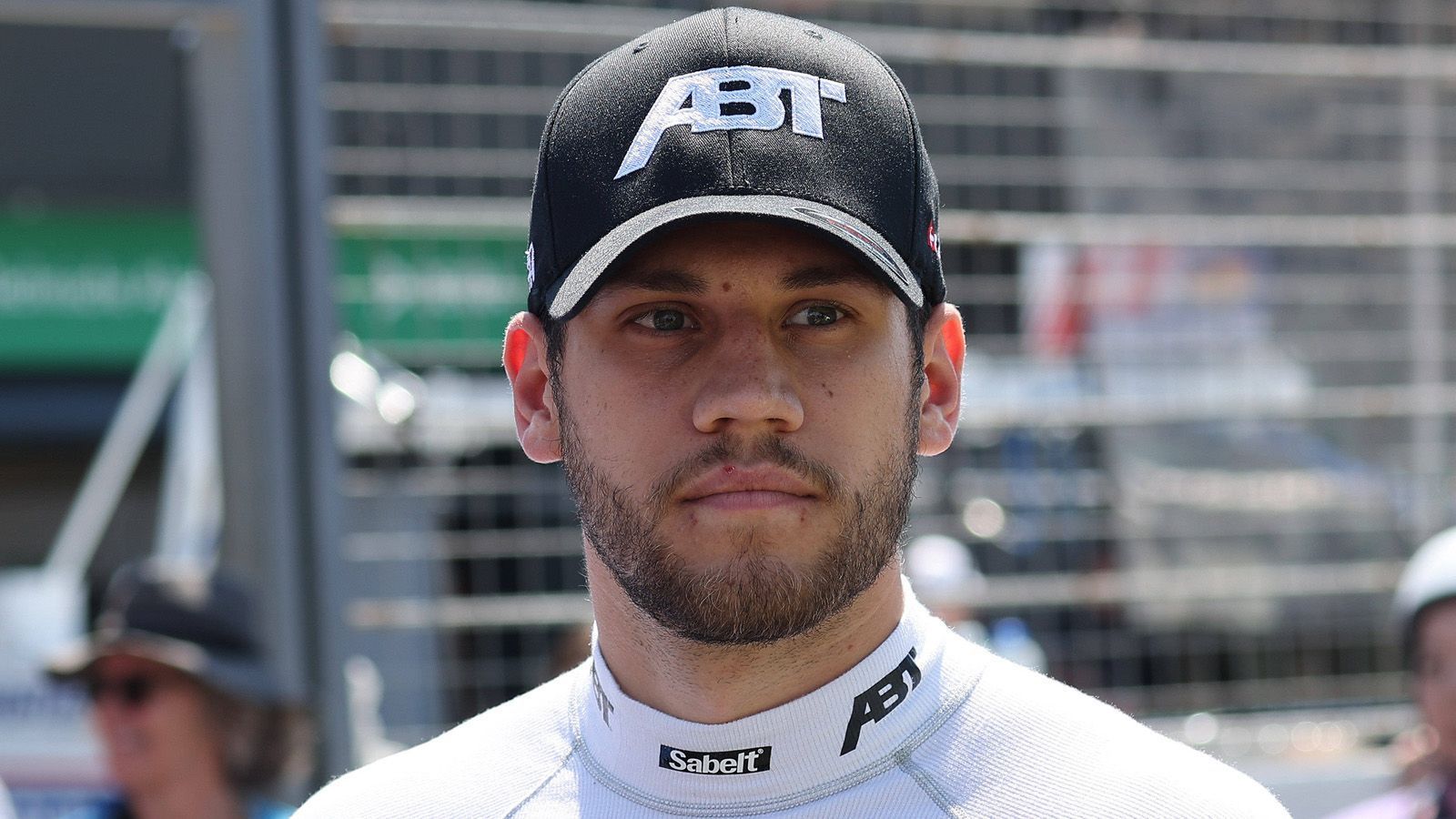 <strong>Platz 3 (+/-0): Ricardo Feller (Abt Sportsline)</strong><br>Wahnsinns-Aufholjagd in Rennen eins mit Platz drei nach verkorkstem Qualifying und P26. Leider keine Punkte in Rennen zwei. Der Audi ist einfach zu langsam auf den Geraden. Mit 31 Punkten Rückstand auf Preining hat Feller zwar noch Chancen auf den Titel, aber da muss die Konkurrenz auf jeden Fall mitspielen.