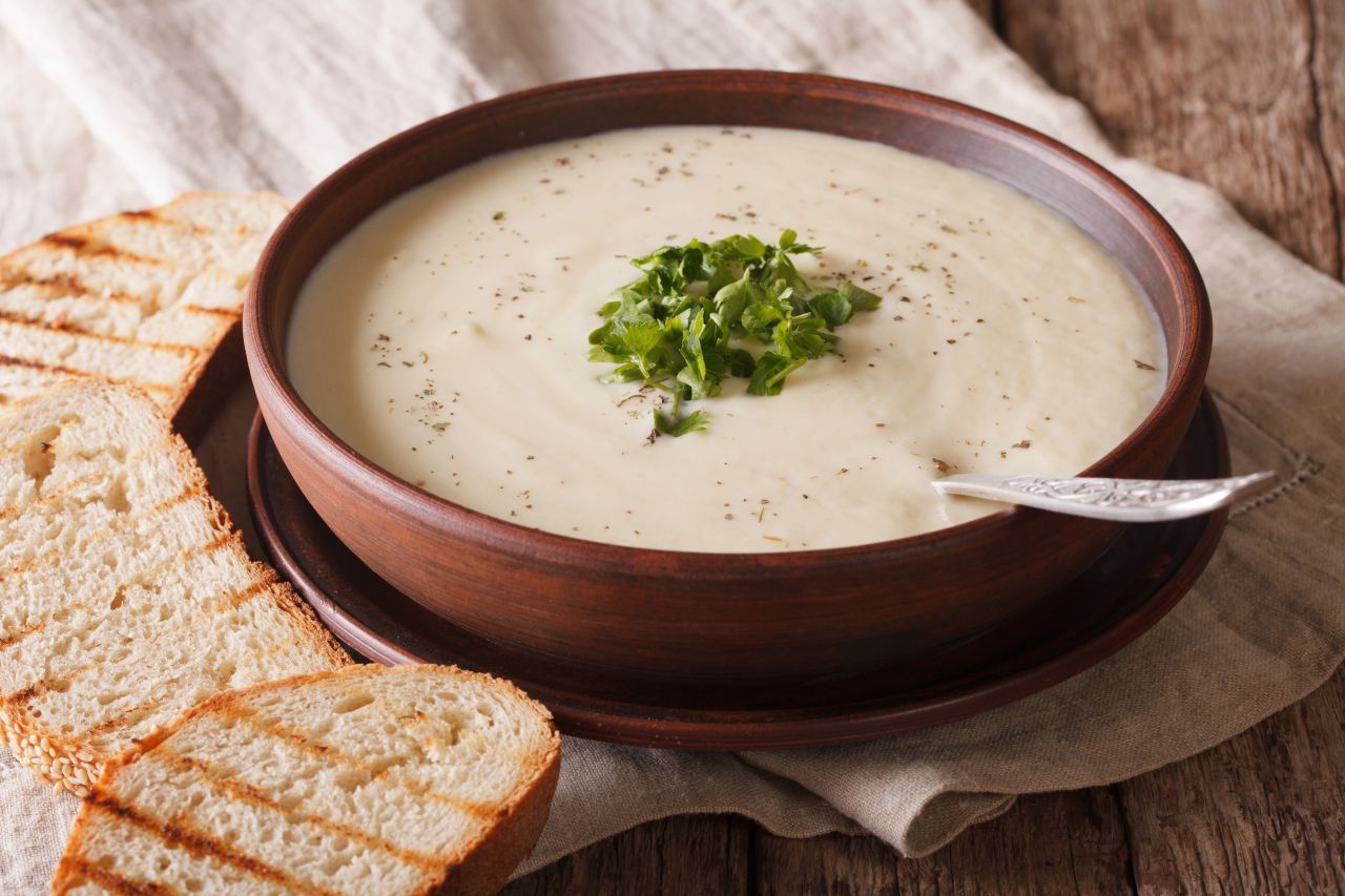 Als Suppe mit angebratenen Zwiebeln, Sahne und Käse