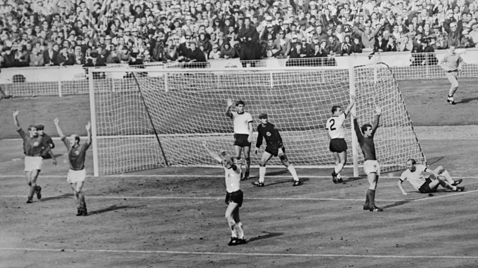 
                <strong>WM 1966: England - Deutschland 4:2 (2:2, 1:1) n.V.</strong><br>
                Im WM-Finale 1966 fiel eines der berühmtesten Tore der Fußball-Geschichte - auch wenn es, dies bewiesen wissenschaftliche Untersuchungen, kein regulärer Treffer war, weil der Ball nicht komplett die Torlinie überquerte ...
              