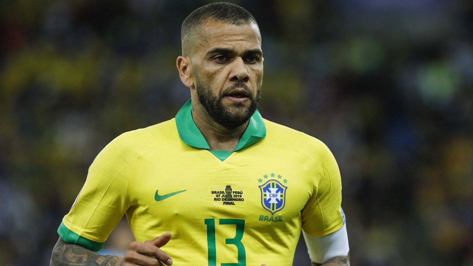 
                <strong>Abwehr - Dani Alves (Brasilien)</strong><br>
                Mit 36 Jahren erlebt Brasiliens Rechtsverteidiger Dani Alves offenbar seinen x-ten Frühling, bei der Copa America führte der Routinier die Selecao als Kapitän in alle sechs Begegnungen. Dabei zeigte Alves, dass mit ihm noch zu rechnen ist und sorgte für beste Eigenwerbung. Denn nach dem Vertragsende bei Paris St. Germain ist Alves derzeit auf Vereinssuche. 
              