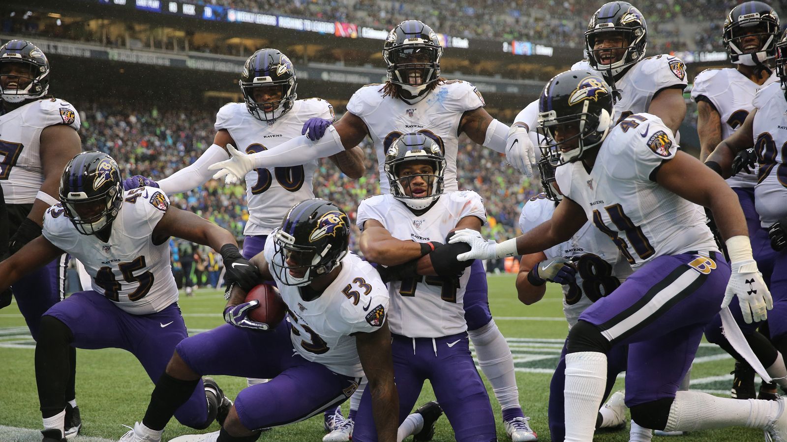 
                <strong>Platz 14: Baltimore Ravens - 344,1 zugelassene Yards pro Spiel</strong><br>
                Die legendäre Baltimore Ravens Defensive von 2000 übertrumpft wohl so schnell kein Team. Aber auch in der Saison 2019 bietet das Team von Head Coach John Harbaugh Einiges: Das Tauschgeschäft für Marcus Peters trägt Früchte, der Cornerback erzielte bereits zwei Pick-Six. Aber: Der einst so gefürchtete Pass Rush steht bei nur 16 Sacks - der drittschlechteste Wert der Liga.Turnover: 14 - Interceptions: 8 / Fumbles: 6  Sacks: 16zugelassene Punkte pro Spiel: 21
              