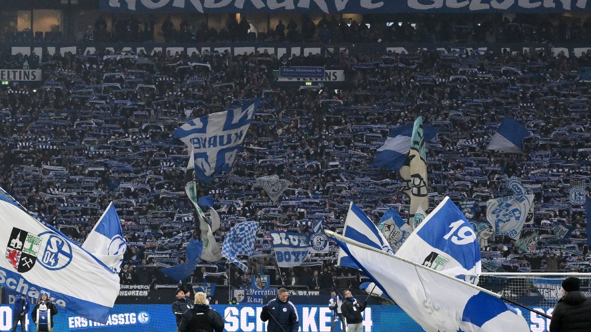 
                <strong>Platz 4 - Veltins Arena (Schalke 04)</strong><br>
                Sportlich der erste Abstiegskandidat, beim Fan-Erlebnis reif für die Champions League: Das Schalker Stadion besticht vor allem bei der Verpflegung. 4,60 Euro fürs Bier und vor allem nur 3,10 Euro für die Bratwurst sprechen für ein gutes Preis-Leistungs-Verhältnis.
              
