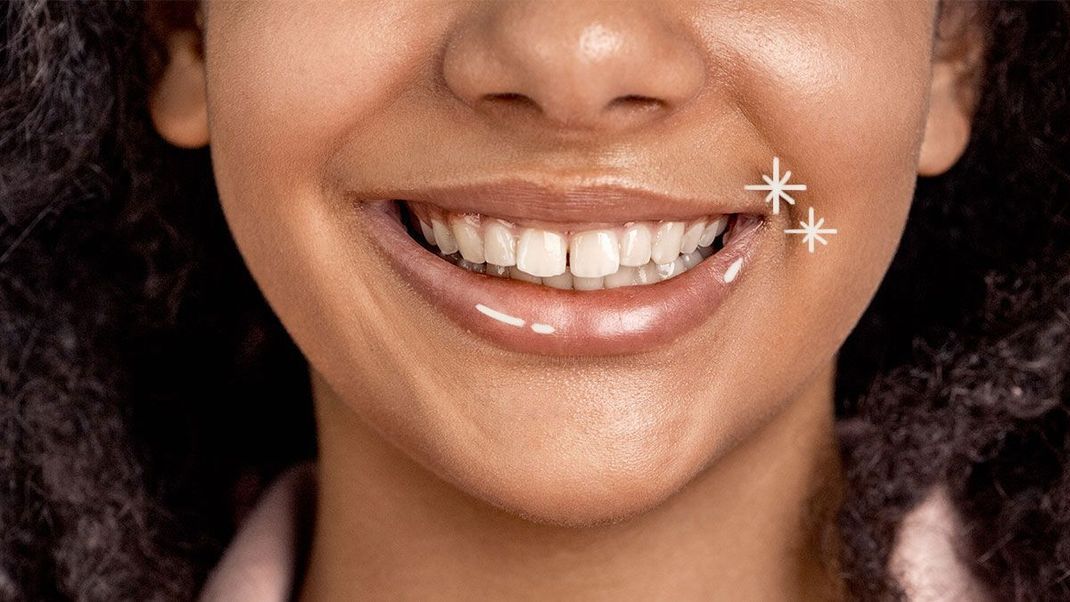 Lippenöl pflegt und zaubert gleichzeitig ein sinnliches Strahlen auf die Lippen.