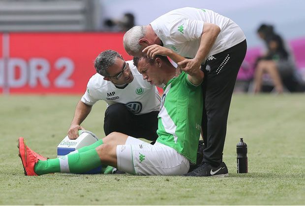 
                <strong>Ivan Perisic (VfL Wolfsburg)</strong><br>
                Schwer erwischt hat es auch Wolfsburgs Mittelfeldspieler Ivan Perisic. Der WM-Teilnehmer brach sich beim Telekom Cup gegen den FC Bayern die Schulter und fällt damit wochenlang aus.
              