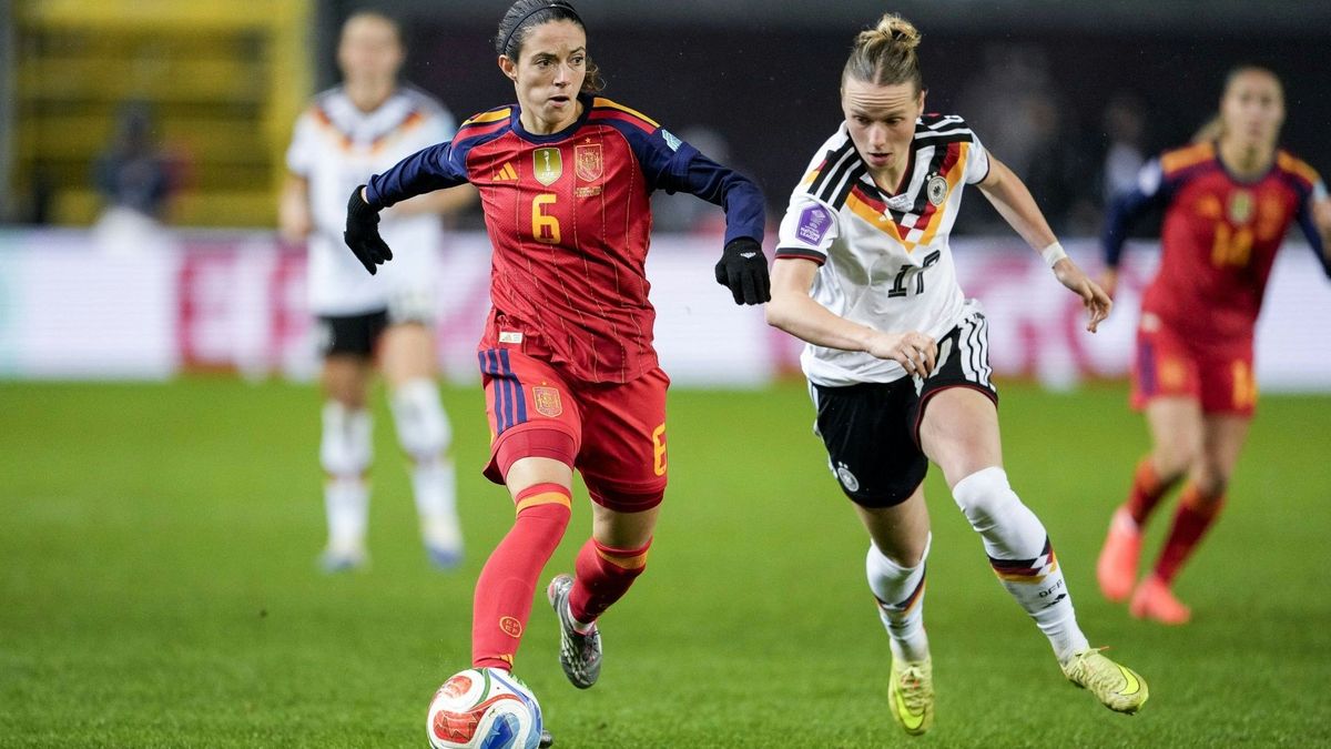 Aitana Bonmati (links) im Zweikampf mit Franziska Kett