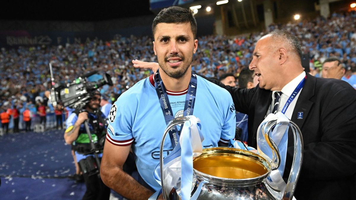 Rodri hält den Champions League-Pokal