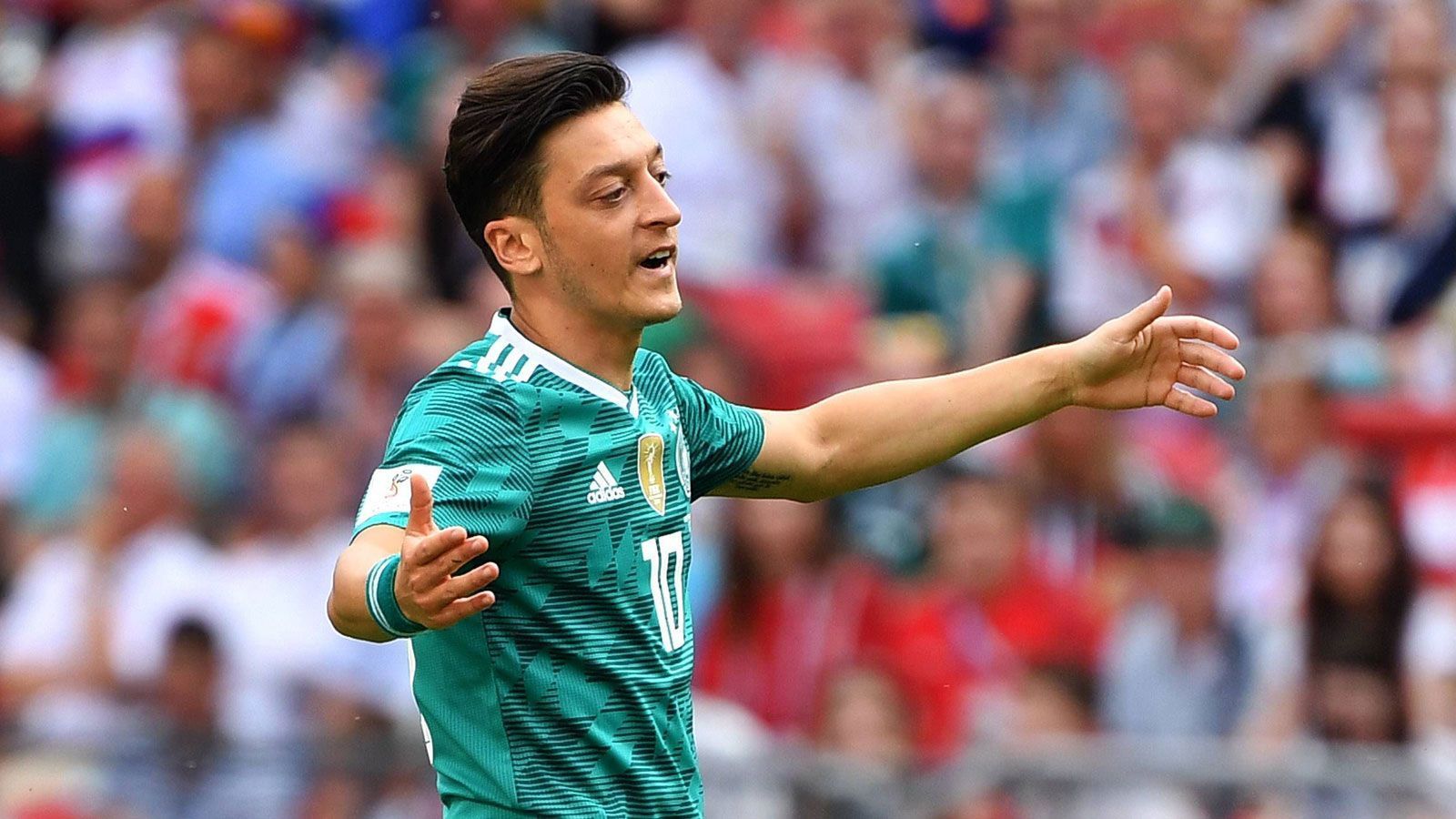 
                <strong>Özil, Wagner & Ballack: Hier hat es im DFB-Team ordentlich gekracht</strong><br>
                Mesut Özil hat dreieinhalb Wochen nach dem peinlichen WM-Aus Deutschlands sein Schweigen gebrochen und auf seinen sozialen Profilen auf Twitter, Facebook und Instagram in mehreren Statements Stellung bezogen. Mit lautem Getöse erklärte der 92-malige Nationalspieler seinen Rücktritt aus der DFB-Auswahl. Zudem verteidigte der 29-Jährige sein umstrittenes Foto mit dem türkischen Präsidenten Recep Tayyip Erdogan. In weiteren Stellungnahmen kritisierte der Weltmeister von 2014 Medien und Sponsoren, die mit zweierlei Maß urteilen würden, sowie besonders DFB-Boss Reinhard Grindel. Es ist nicht das erste Mal, dass es Zoff in der Nationalmannschaft gab. ran.de zeigt die härtesten Fälle.
              