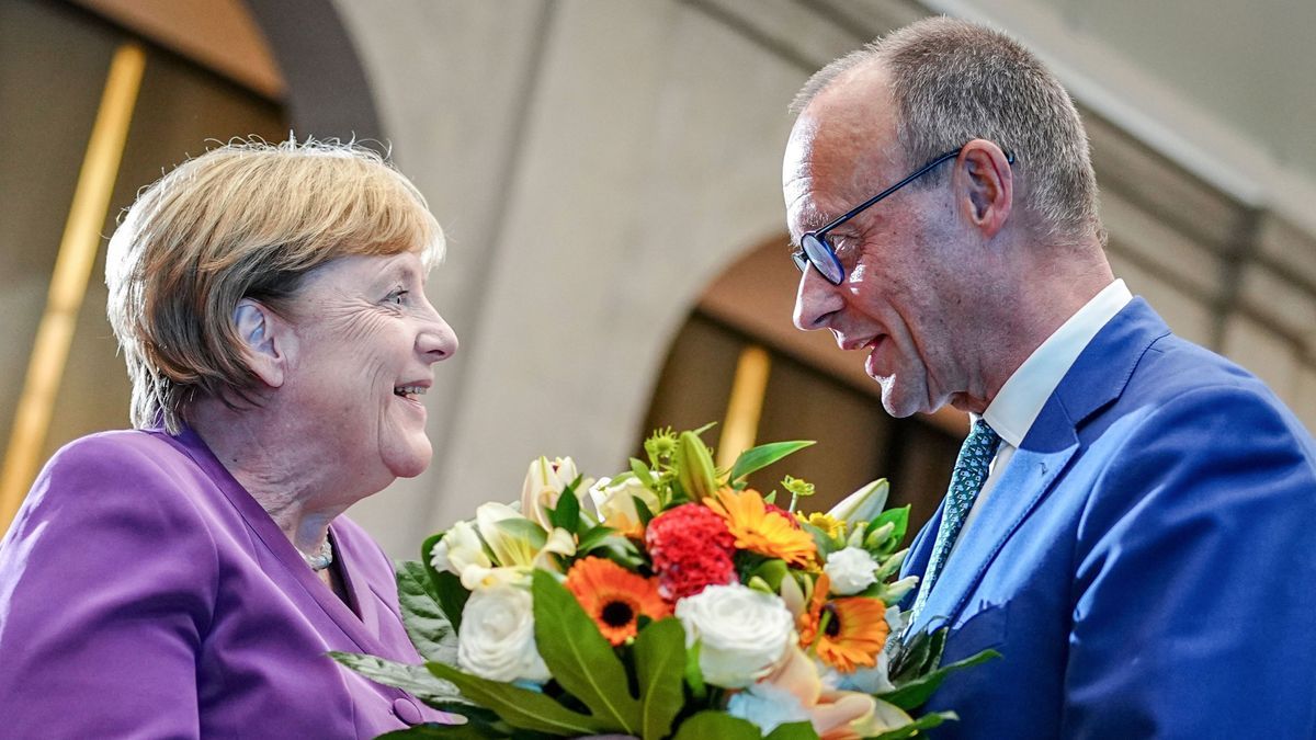 25. September 2024: Friedrich Merz überreicht Angela Merkel in Berlin zum Festakt anlässlich des 70. Geburtstags der früheren Bundeskanzlerin einen Blumenstrauß. 