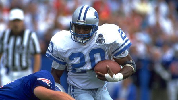 
                <strong>Barry-Sanders</strong><br>
                Platz 3: Barry Sanders - Sanders war in seiner Karriere kaum zu toppen. Hätte er diese nach neun Jahren nicht beendet, würde er an Rang eins der Liste stehen. 15.269 Yards erlief der Running Back der Detroit Lions insgesamt. In keiner Saison blieb er unter 1000 Yards, in zwei Spielzeiten ohne Fumble (1991, 1994).
              