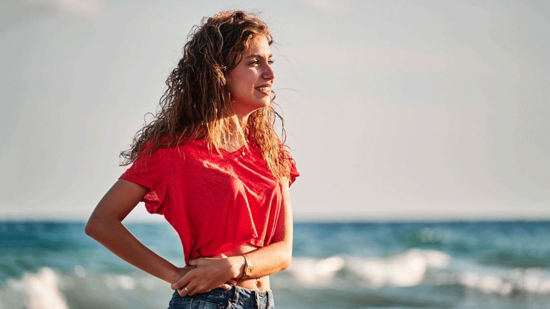 Salzwasser, Wind und Sonne sorgen für den Beach Wave Look im Urlaub – mit einfachen Styling-Tipps bekommst du die Beach Waves auch ganz leicht zuhause in Form. 