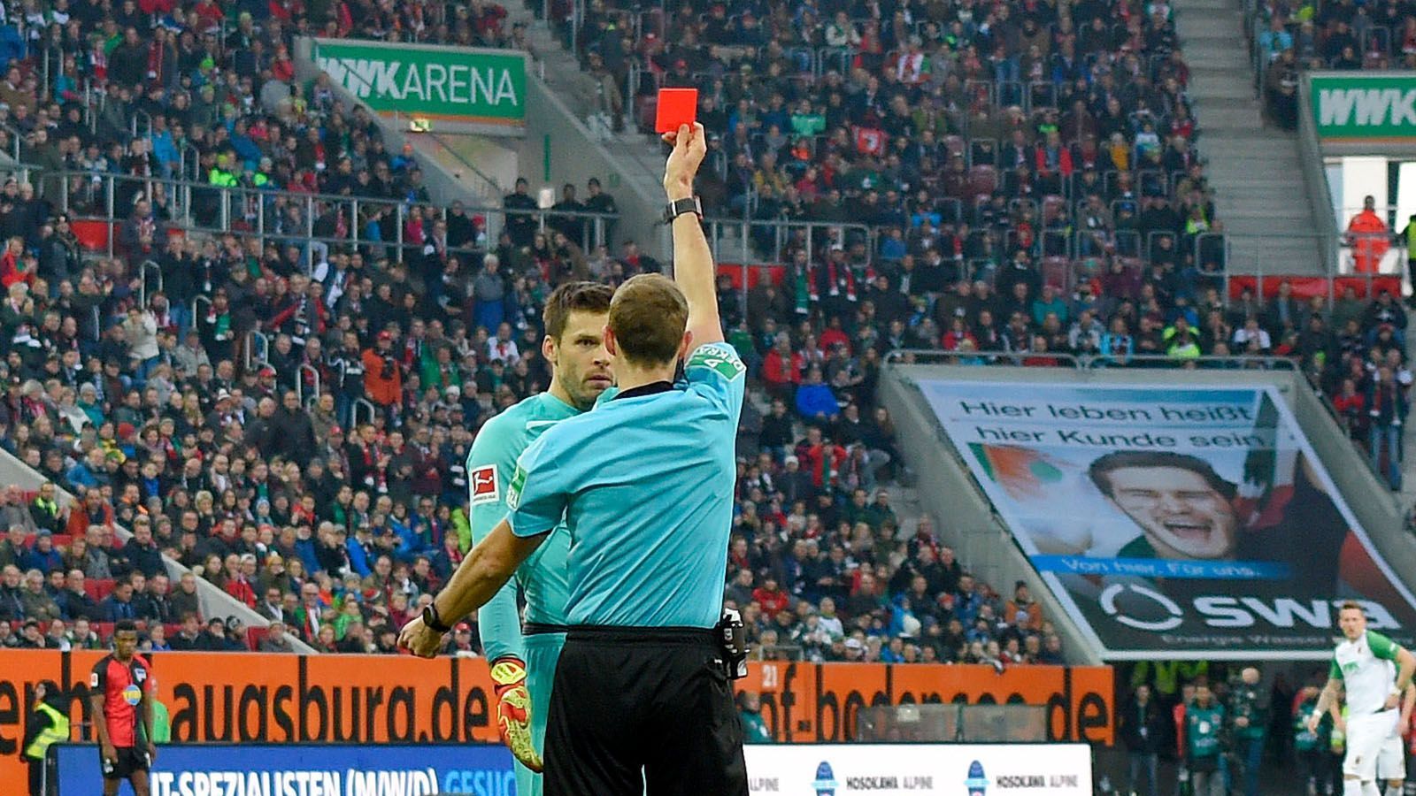 
                <strong>Rune Jarstein (Hertha BSC) </strong><br>
                ...Ergebnis dieses Aussetzers: 2:0 für Augsburg und Rot für Jarstein. Übrigens der erste glatte Platzverweis für einen Hertha-Keeper.
              