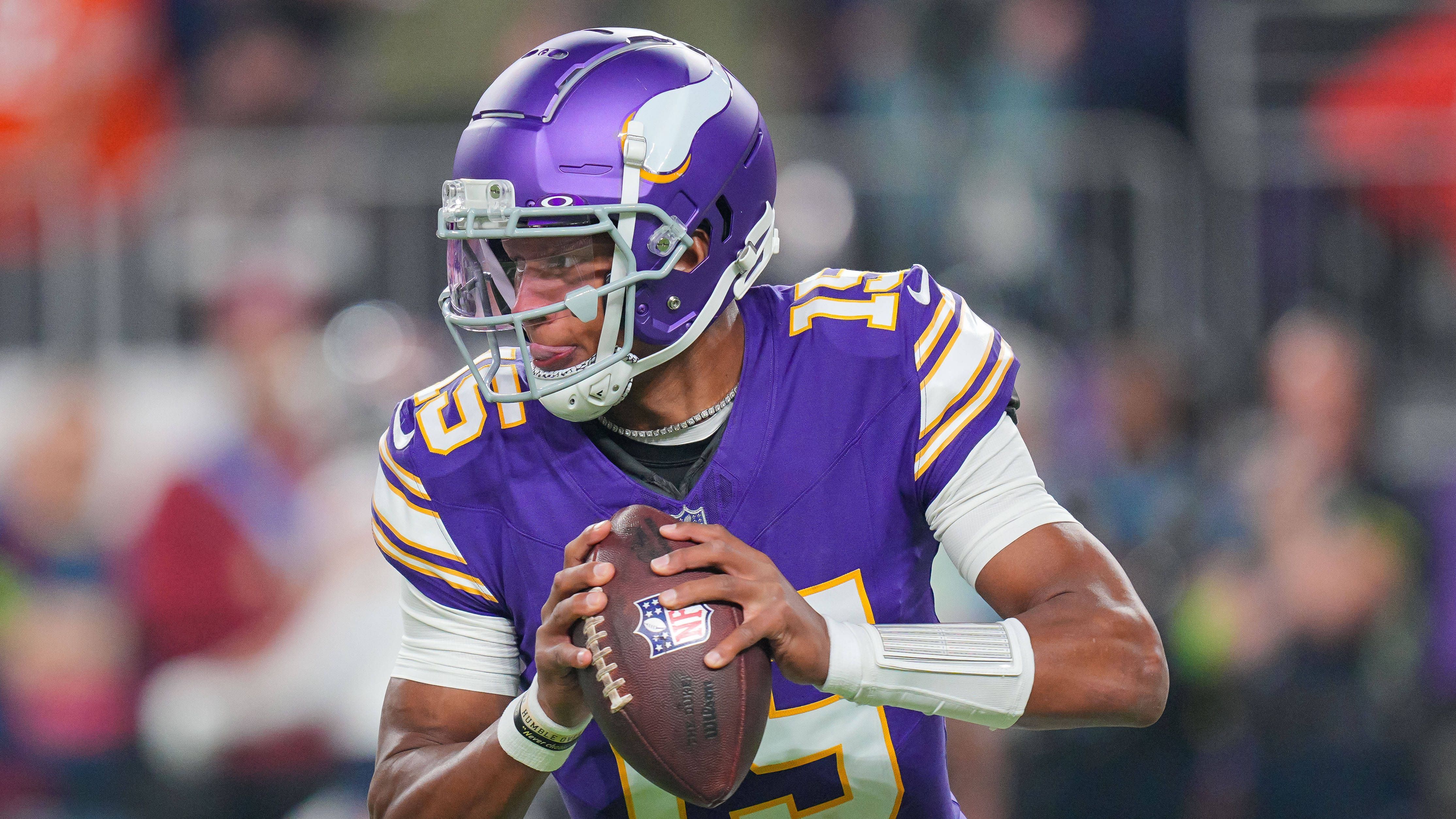 <strong>Minnesota Vikings: Joshua Dobbs</strong><br>... Auf Minnesota warten zunächst zwei Auswärtsspiele bei den Raiders und Bengals. Danach wird es hart: Zuhause gegen die Detroit Lions und Green Bay Packers. Und zum Abschluss nochmal bei den Lions. Ein echtes Brett. Nach Woche 13 haben vier Teams wie die Vikings eine Bilanz von 6-6. Es wird also brutal eng. Eine Postseason ohne die "Vikinger" ist recht wahrscheinlich.