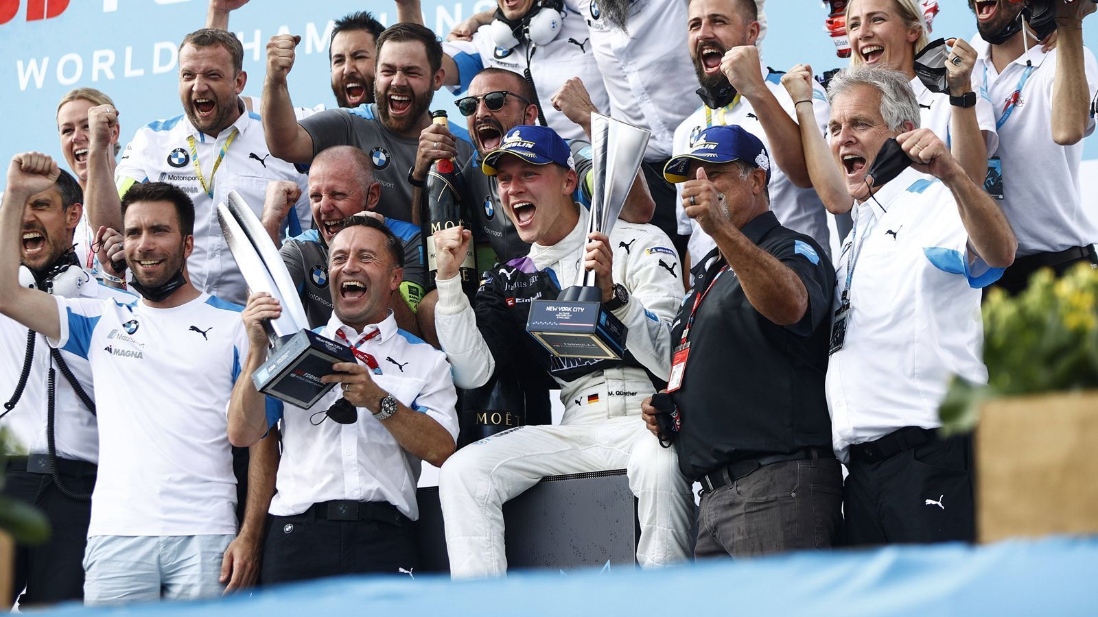 
                <strong>Die deutsche Bilanz in New York</strong><br>
                Die beiden ePrix der Formel E-WM 2021 in New York City sind in den Büchern. Aus deutscher Sicht war es ein durchaus erfreuliches Rennwochenende - Maximilian Günther fuhr den ersten Saisonsieg ein, Rene Rast machte seinem Ruf als Comeback-König alle Ehre und die beiden Porsche-Piloten Pascal Wehrlein und Andre Lotterer ließen das Puebla-Desaster in Vergessenheit geraten. Die NYC-Bilanz der Deutschen im Überblick.
              