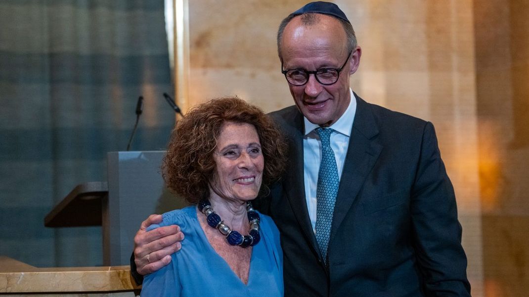 Bundeskanzler Friedrich Merz (CDU) mit Rachel Salamander vom Verein "Synagoge Reichenbachstraße e. V." bei der feierlichen Wiedereröffnung in München.