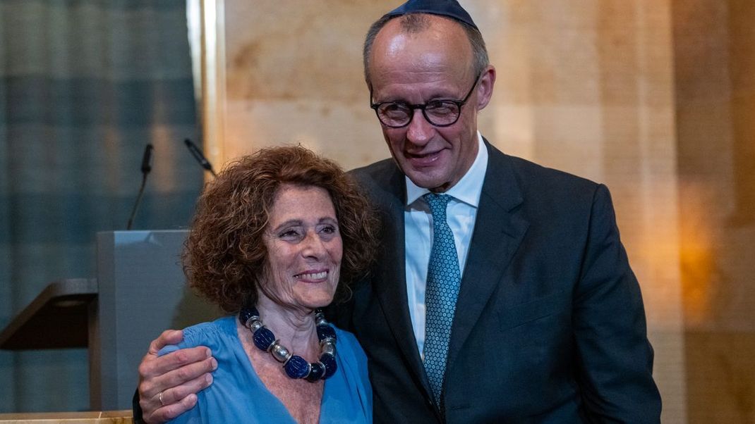 Bundeskanzler Friedrich Merz (CDU) mit Rachel Salamander vom Verein Synagoge Reichenbachstraße e. V. bei der feierlichen Wiedereröffnung in München.