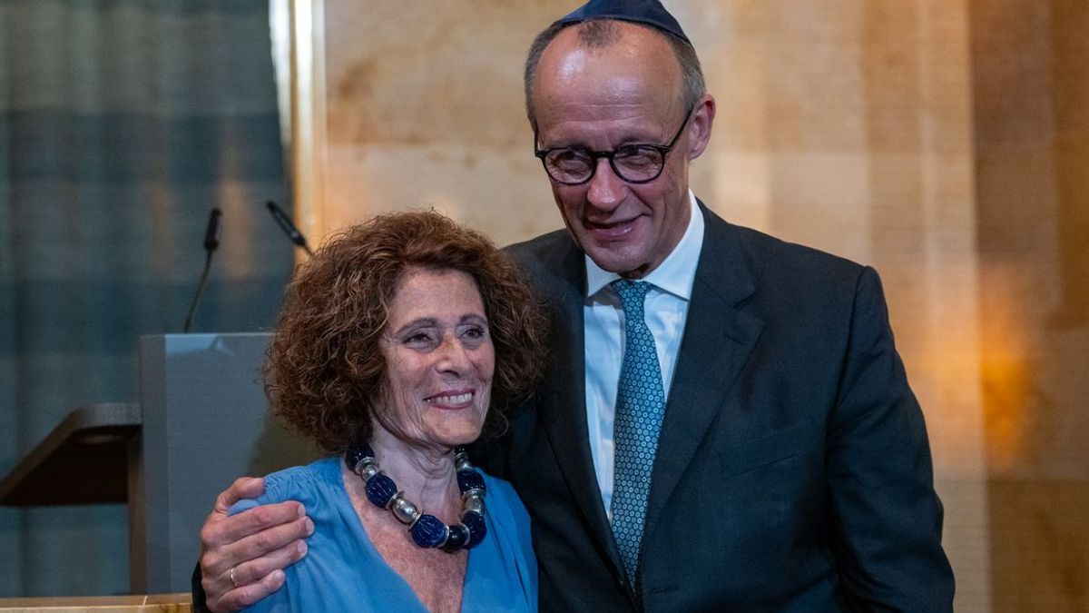 Bundeskanzler Friedrich Merz (CDU) mit Rachel Salamander vom Verein Synagoge Reichenbachstraße e. V. bei der feierlichen Wiedereröffnung in München.