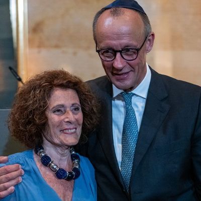 Bundeskanzler Friedrich Merz (CDU) mit Rachel Salamander vom Verein Synagoge Reichenbachstraße e. V. bei der feierlichen Wiedereröffnung in München.