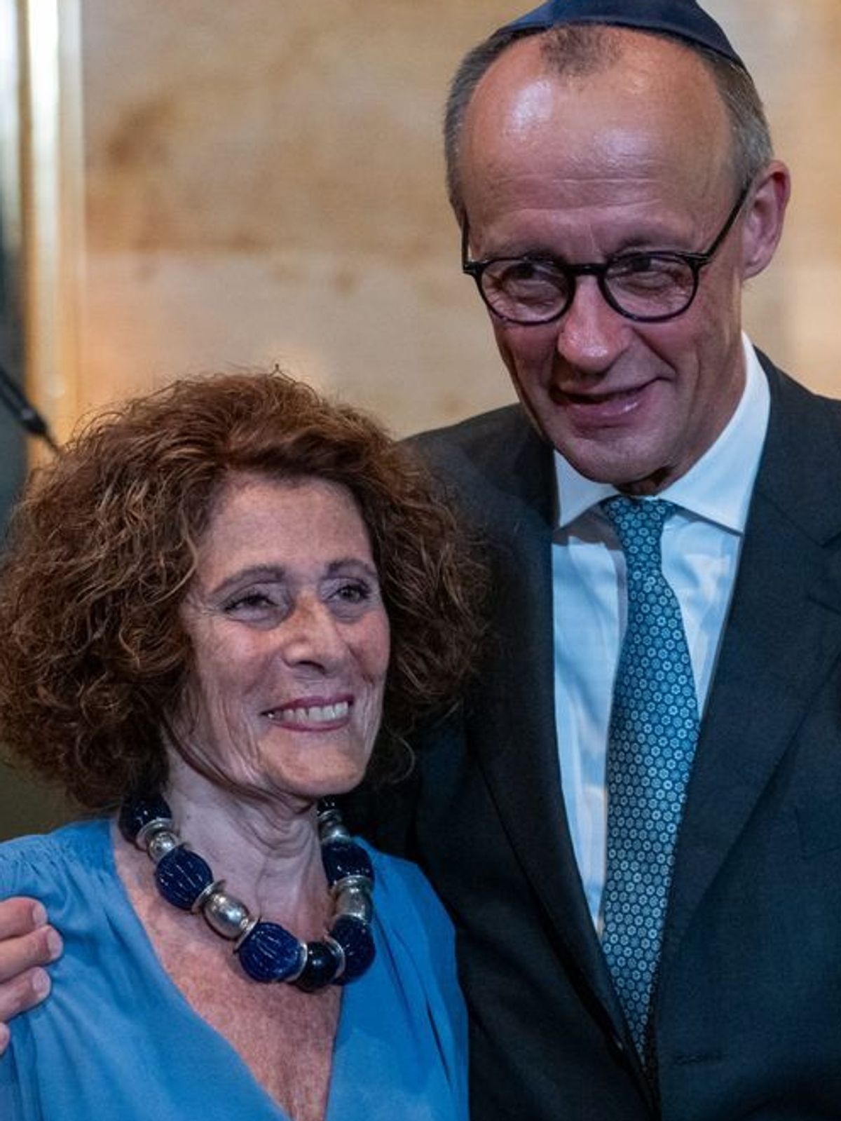 Bundeskanzler Friedrich Merz (CDU) mit Rachel Salamander vom Verein Synagoge Reichenbachstraße e. V. bei der feierlichen Wiedereröffnung in München.