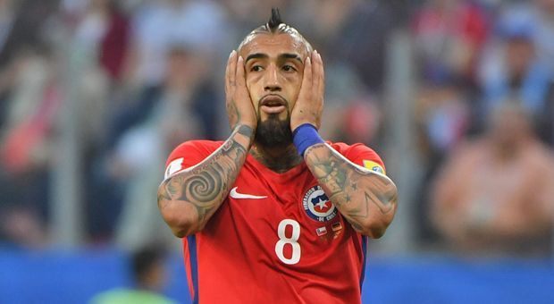 
                <strong>Arturo Vidal (Chile)</strong><br>
                Das Herz der chilenischen Nationalmannschaft. Schießt das wichtige 1:0 im ersten Gruppenspiel gegen Kamerun. Schmeißt sich in gefühlt eintausend Zweikämpfe pro Spiel. Erobert Bälle, schlägt Flanken, diskutiert mit dem Schiedsrichter. Macht alles, um sein Team zur "besten Mannschaft der Welt" zu machen. Am Ende reicht es nicht ganz für "La Roja". Doch an Arturo Vidal liegt das nicht.
              