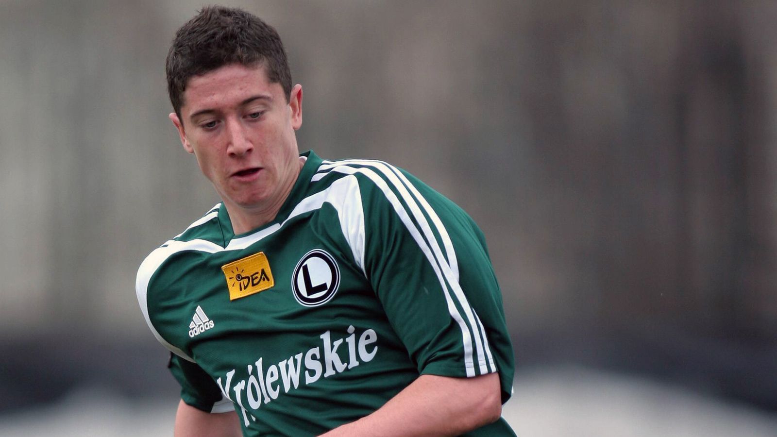 
                <strong>Die Anfänge bei Legia Warschau</strong><br>
                Für den in Warschau geborenen Robert Lewandowski ging es mit 16 Jahren in die zweite Mannschaft von Hauptstadt-Klub Legia. Das war im Sommer 2005, doch der große Durchbruch blieb ihm dort verwehrt. So startete der damalige Teenager ein Jahr später im Erwachsenenfußball - und zwar einige Ligen unter der Ekstraklasa (höchste Liga Polens). 
              