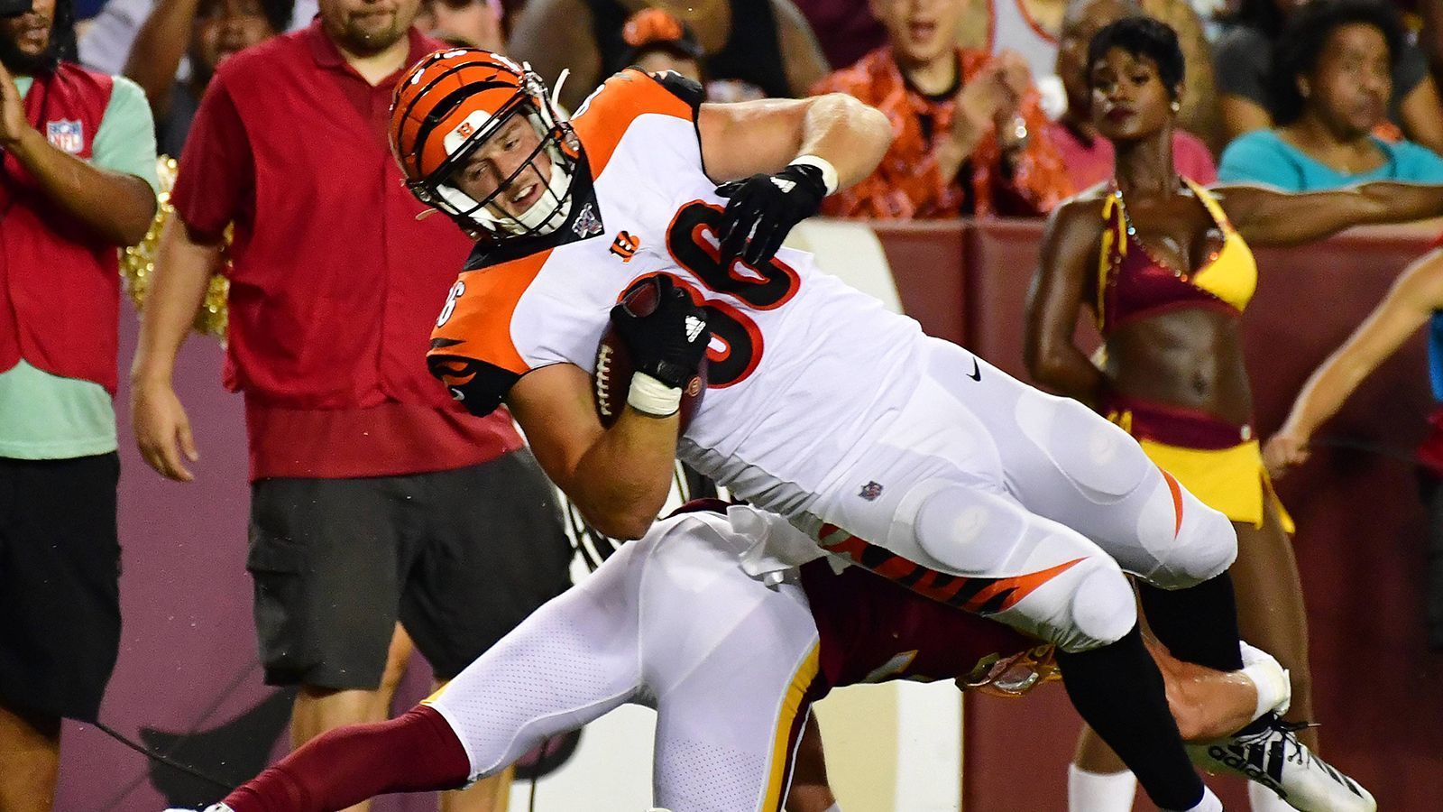 
                <strong>Mason Schreck</strong><br>
                Bislang lief Mason Schreck achtmal für die Bengals auf. Vor der vergangenen Saison verpasste er zunächst den finalen Cut, wurde am 30. November aber in den Kader aufgenommen. Allerdings blieb er ohne Reception. Zu Beginn seiner Karriere hatte der Seventh Rounder von 2017 mit Knieverletzungen zu kämpfen. Noch konnte Schreck keinen nachhaltigen Eindruck hinterlassen.
              