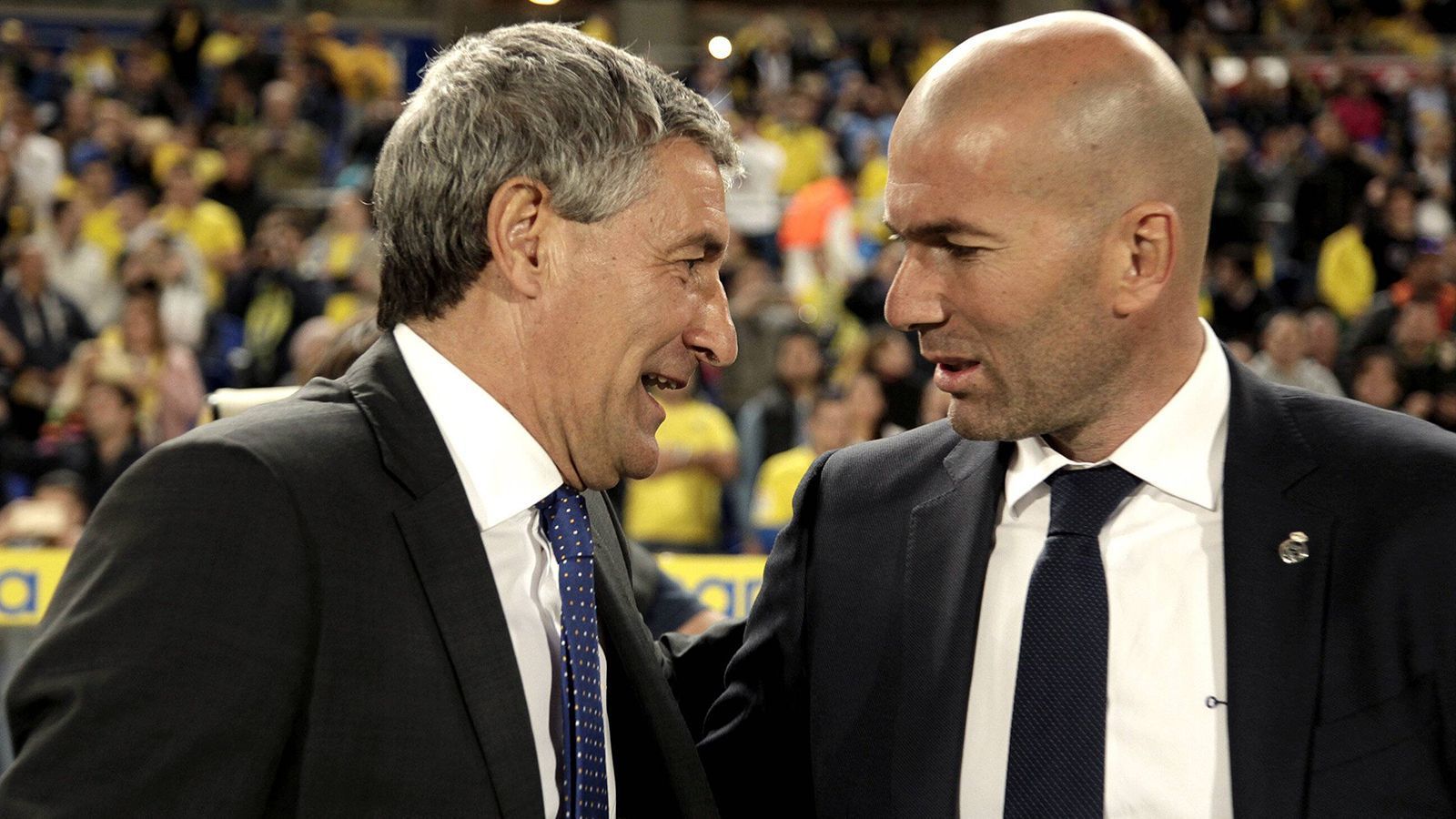 
                <strong>Real und Barca im Vergleich: Trainer</strong><br>
                Ein entscheidender Unterschied. Während Zinedine Zidane es in dieser Saison geschafft hat, eine konstant gute Mannschaft zu entwickeln, kämpft Quique Setien bei Barca um Erfolg und Anerkennung. Der 61-Jährige ist seit Januar im Amt, löste Ernesto Valverde ab und gewann "nur" 14 von 22 Spielen. Zidane hingegen holte aus 23 Spielen 18 Siege, zuletzt zehn in Folge. Real will mit ihm etwas aufbauen, bei Barca wird über einen Rauswurf von Setien spekuliert. Er selbst sagte nach der Niederlage gegen Aufsteiger Osasuna, dass er nicht wisse, ob er in der Champions League gegen Neapel noch auf der Bank sitzen wird.
              