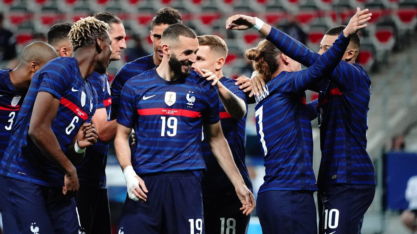 
                <strong>Frankreich wird Europameister</strong><br>
                Die DFB-Stars gehen auf dem Zahnfleisch - wen wundert's. Die Extra-Minuten aus den Runden zuvor stecken ihnen in den Beinen. Und so kommt's wie es kommen muss. Benzema, vor dem Toni Kroos im Vorfeld noch gewarnt hatte, entwischt in einem unaufmerksamen Moment und vermasselt damit Jogis Abschied. 3:2 für Frankreich. Deutschland, da sind sich alle 80 Millionen Bundestrainer einig, plötzlich Europameister der Herzen. Dieser Jogi kann halt was. Aber Achtung: Vielleicht läuft es doch ganz anders. Die Engländer wollen ihren Super-Computer nämlich noch einmal umprogrammieren - Elfmeterschießen werden kurzfristig aus den UEFA-Regularien gelöscht.
              