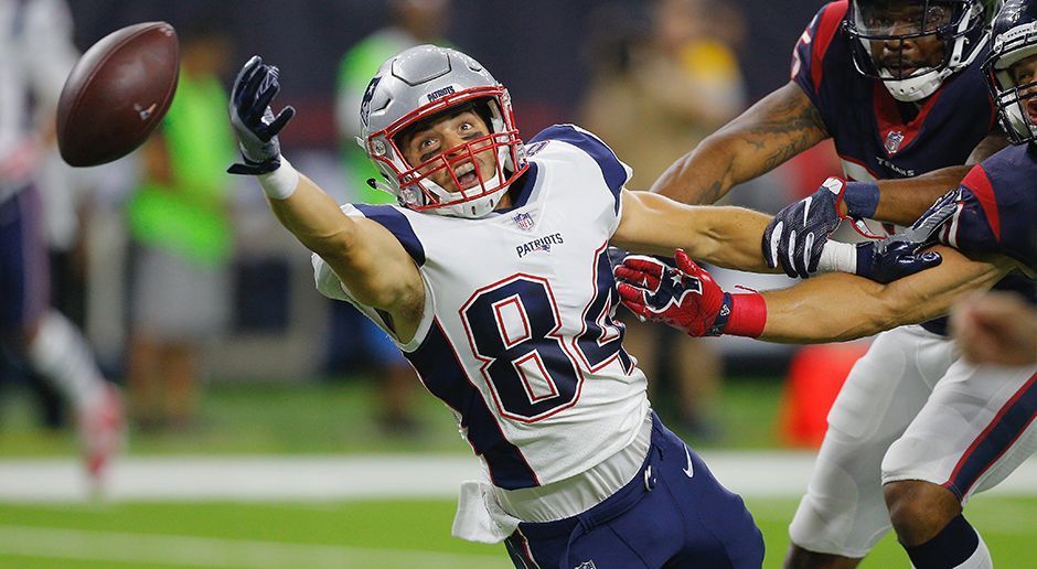 
                <strong>Austin Carr (New England Patriots)</strong><br>
                Oder wird bei den Patriots doch die interne Lösung bevorzugt? Der ungedraftete Rookie Austin Carr zeigte bislang in der Preseason vielversprechende Aktionen und mit Brandin Cooks, Danny Amendola, Chris Hogan und Malcolm Mitchell stehen Brady eigentlich genügend weitere Anspielstationen zur Verfügung. Auch der ehemalige Giants-Spieler K.J. Maye könnte durch die Verletzung von Edelman in den Kader rücken und die Chance erhalten, seine NFL-Tauglichkeit zu beweisen.
              